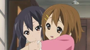 Yui apologizes to Azusa.
