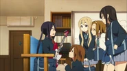 The seniors reassure Azusa that they haven't forgotten about her.