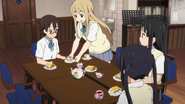 Tsumugi serves tea to Nodoka.