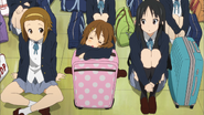 Yui passes out before the class can get to the hotel.