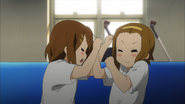 Ritsu and Yui fight over who has to get more ice.