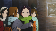 Maki calming Ritsu who got exited by their unbelievable encounter in London.