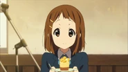 The band shares their dessert with Yui to cheer her up.