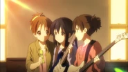 Ui, Azusa, and Jun read a text message from Yui Hirasawa