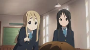 Mugi singing.jpeg (186 KB) Tsumugi singing along with Yui.