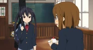 Yui realizes that Azusa actually likes cake.