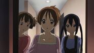 Jun, Ui and Azusa enter Yui's room