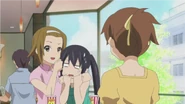 Ritsu scolding Azusa as she talks to Ui