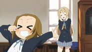 Ritsu introduces Tsumugi during a mock performance.