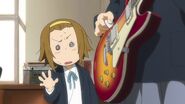 Ritsu tempted to peel off the film off of Yui's new guitar