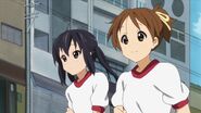 Ui and Azusa run together during the school marathon.