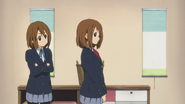 Yui using Ui as a mirror.