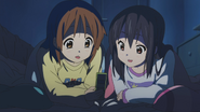 Ui and Azusa reading Yui's text message.