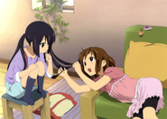 Yui playing with Azusa's hair.