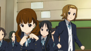 Mio listens to Ichigo Wakaōji rejecting Ritsu's offer to play the role of Juliet.