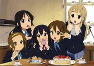 Azusa trying to drink her tea.