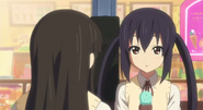 Azusa being asked by Mio if she can handle their club.