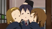 Yui Ritsu nuzzle Azusa