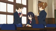 Azusa talking with Jun and Ui.