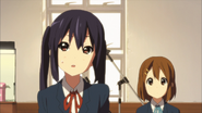 Azusa discusses her crisis of identity with Yui.