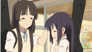 Mio petting Azusa
