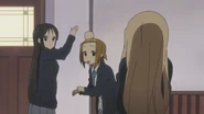 K-on ep1 chop.png (1.93 MB) Mio after hitting Ritsu.
