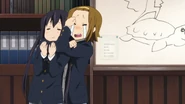 Ritsu punishes Azusa for making fun of her.