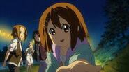 Yui takes Azusa's hand to go see the fireworks.