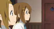 Yui and Ritsu listening to Mio's warning about Azusa possibly quiting their club