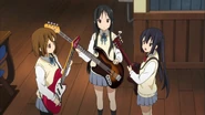 Yui can tell her guitar is out of tune without a tuner.