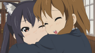 Yui and Azusa hug.