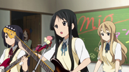 Mio singing the band's song Pure Pure Heart.