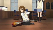 Yui restringing Gita.