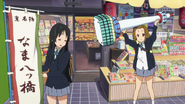 Ritsu and Mio arguing about a souvenir for Azusa.