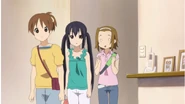 Ui, Azusa and Ritsu arrive at the Hirasawa house