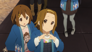 Ritsu tries to communicate with the sushi bar owner.