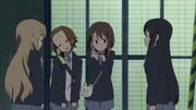 Yui calls Azusa
