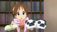 Ui offering slippers to Azusa and Jun.