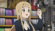 Mugi1.jpg (335 KB) Tsumugi cleans a spoon using one of the cleaning products she just bought.