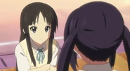 Mio asks if Azusa will be able to handle the Light Music Club.