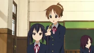 Ui fixes Azusa's hair for her.