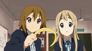Ritsu offers to let Yui use her hairband.