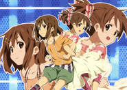 Ui alongside her sister Yui.