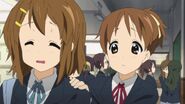 Yui having her combed by Ui