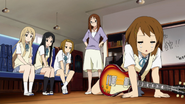 Yui realizes she can't sing and play the guitar at the same time.