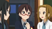 Nodoka confuses Ritsu.