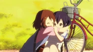 Yui thanks Azusa for agreeing to help her.