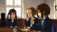 Yui, Azusa and Ritsu eating rusk with honey.