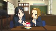 Ritsu and Mio during "Utauyo!! MIRACLE"