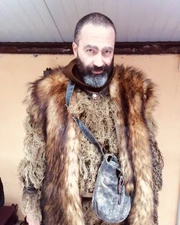 Tony Saba aux essayages de son costume pour KV1